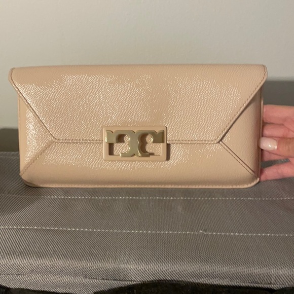 Tory Burch Handbags - Tory Burch Gigi leather clutch